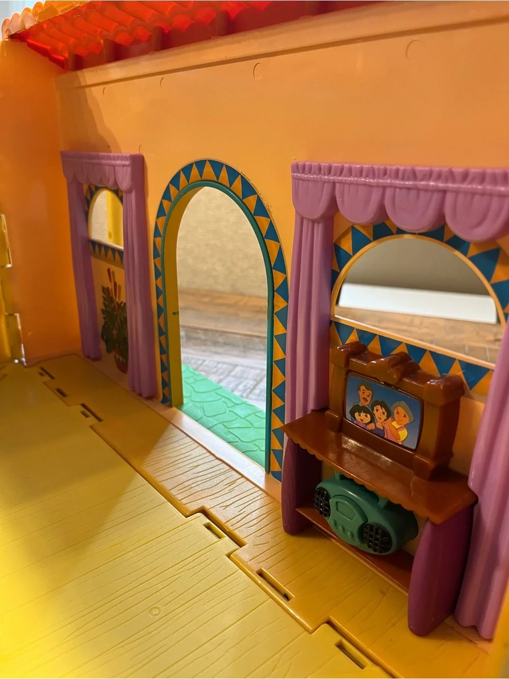 2003 Dora the explorer talking Playhouse with Figures